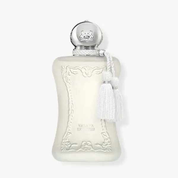 Bouteille élégante de parfum Parfums de Marly Valaya avec un bouchon argenté et un pompon sur fond blanc