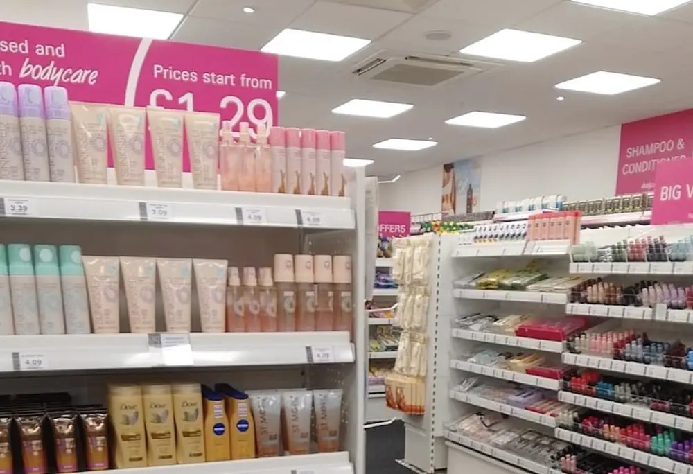 Rayon dans un magasin Bodycare présentant divers produits cosmétiques et soins personnels sous un éclairage lumineux