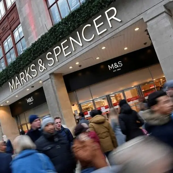 Façade du magasin Marks & Spencer à Londres avec des passants flous se déplaçant devant l'entrée
