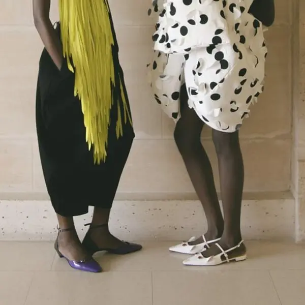 Looks tendance pour l'automne-hiver 2025 avec des escarpins et vêtements à franges et à pois noirs et blancs