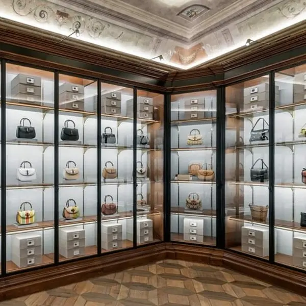 Une vitrine élégante présente une collection de sacs à main Gucci dans un intérieur de luxe