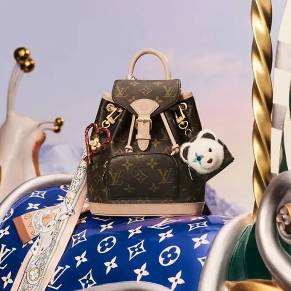 Sac à dos Louis Vuitton avec accessoires sur fond artistique, évoquant le retour à l’essentiel du luxe selon Luxurynsight