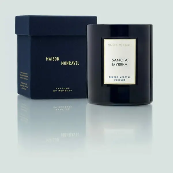 Bougie parfumée Monravel Sancta Myrrha avec son emballage élégant sur fond gris clair