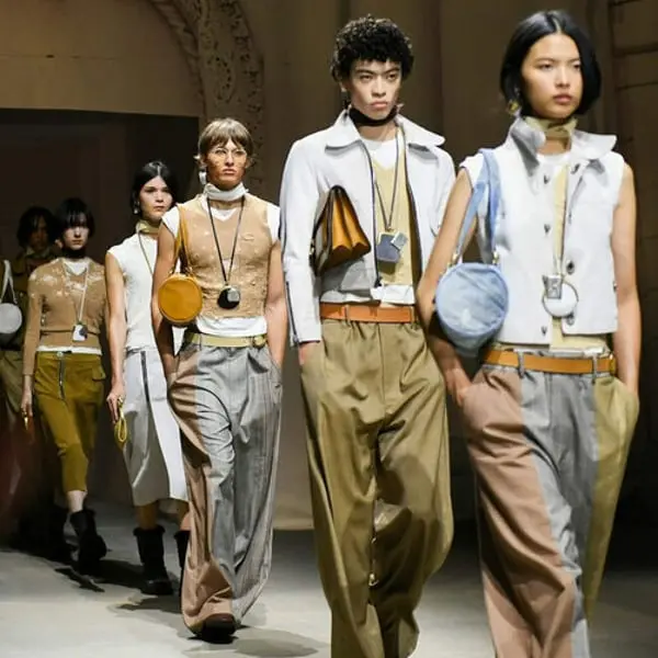 Mannequins défilant en tenues modernes lors de la New York Fashion Week, organisés par le CFDA