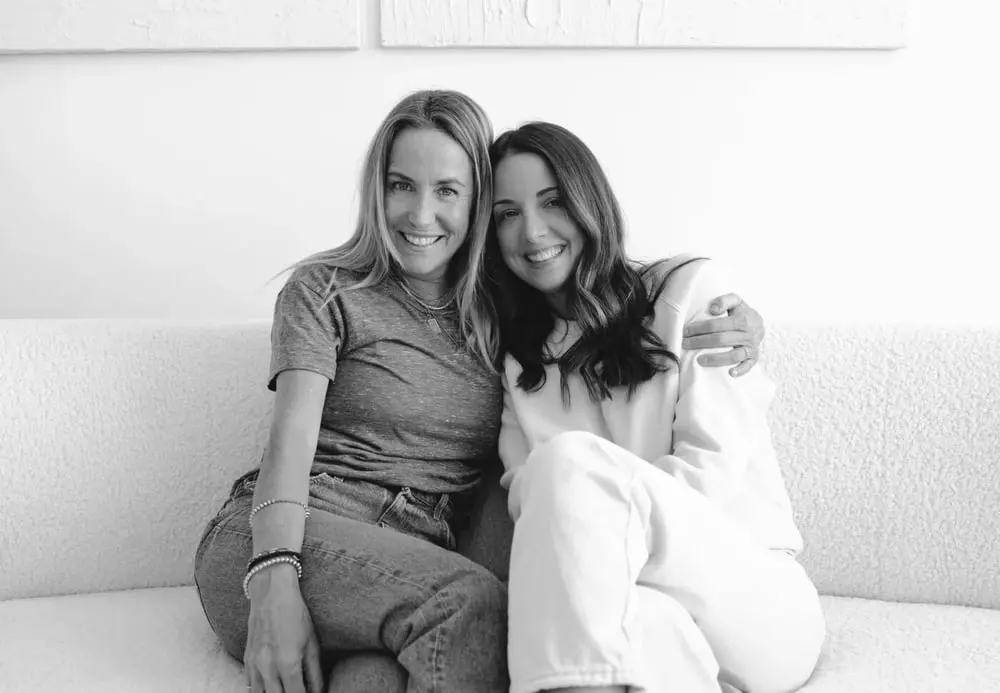 Deux femmes souriantes assises sur un canapé blanc illustrent l'article sur Perfectwhitetee