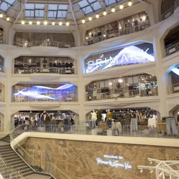 Intérieur moderne du magasin Primark Gran Vía sur plusieurs étages avec des présentations lumineuses et des vêtements exposés