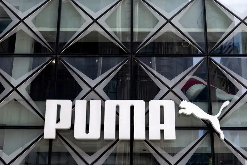 Logo Puma sur une façade vitrée avec motifs géométriques