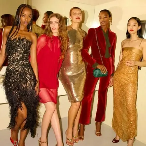 Personnes élégamment vêtues posant lors d'un événement mode, milieu glamour, associées à Saks