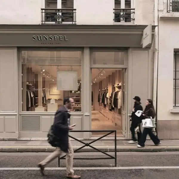 Boutique Sunspel à Paris avec des piétons passant devant la façade moderne et élégante en 2025