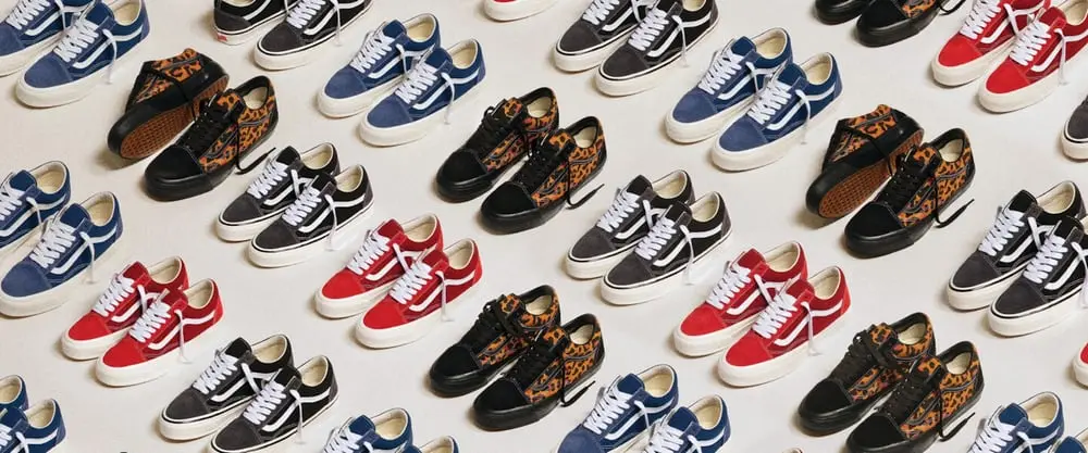 Chaussures Vans colorées et variées disposées en motif répétitif, symbolisant le succès de VF Corp