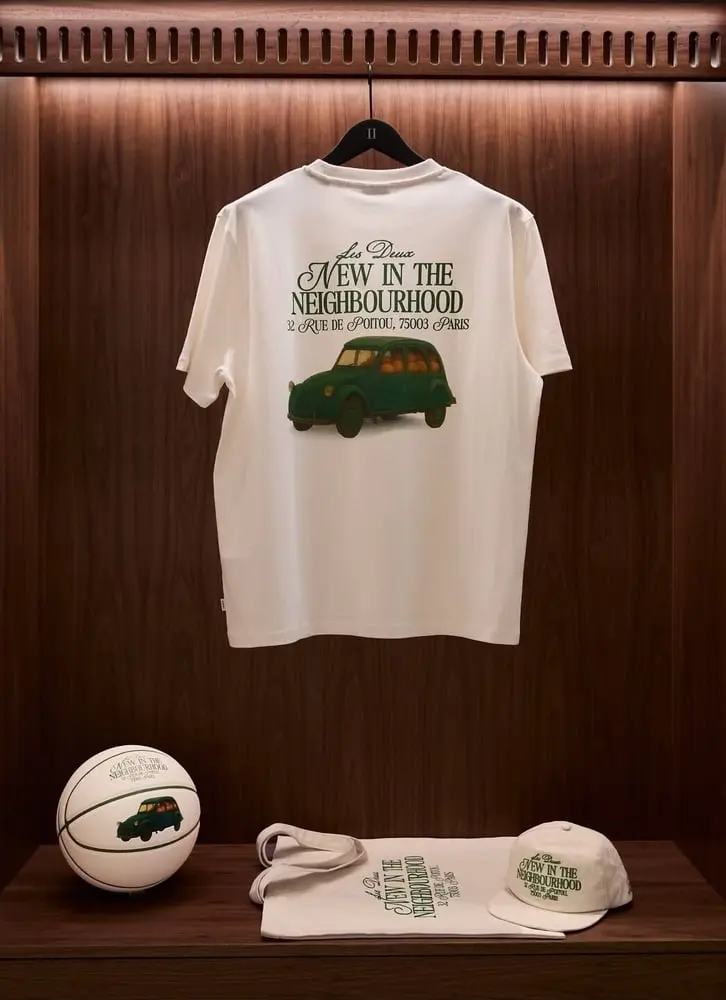 Les Deux plays the local card