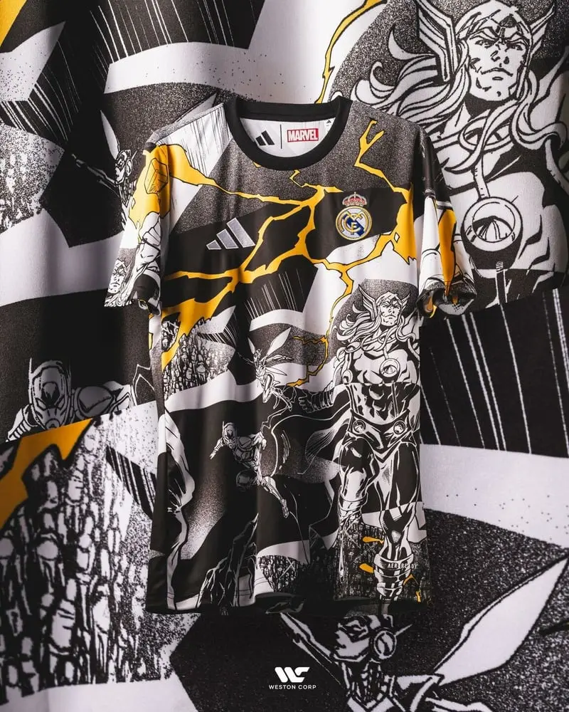 Maillot Adidas Marvel avec motifs de super-héros et logo Real Madrid sur fond graphique noir et blanc