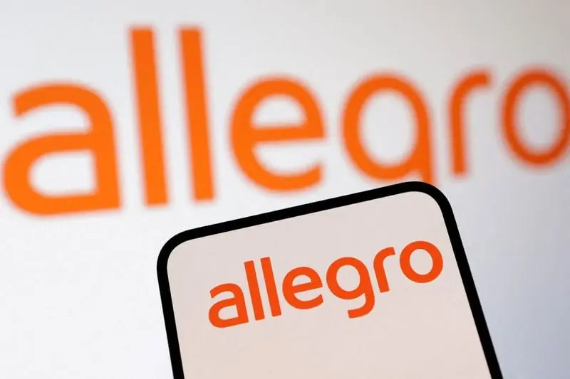 Logo Allegro orange sur écran et smartphone illustrant l'enseigne en Pologne