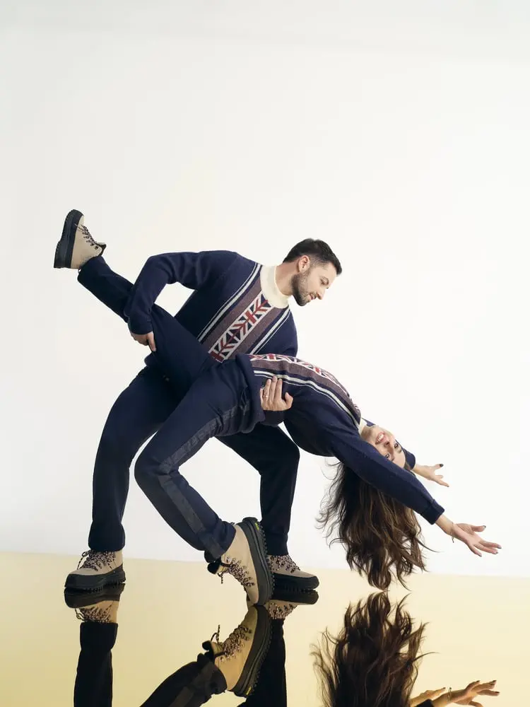 Deux personnes dansant en tenue Ben Sherman sur un sol réfléchissant, portant des motifs Union Jack