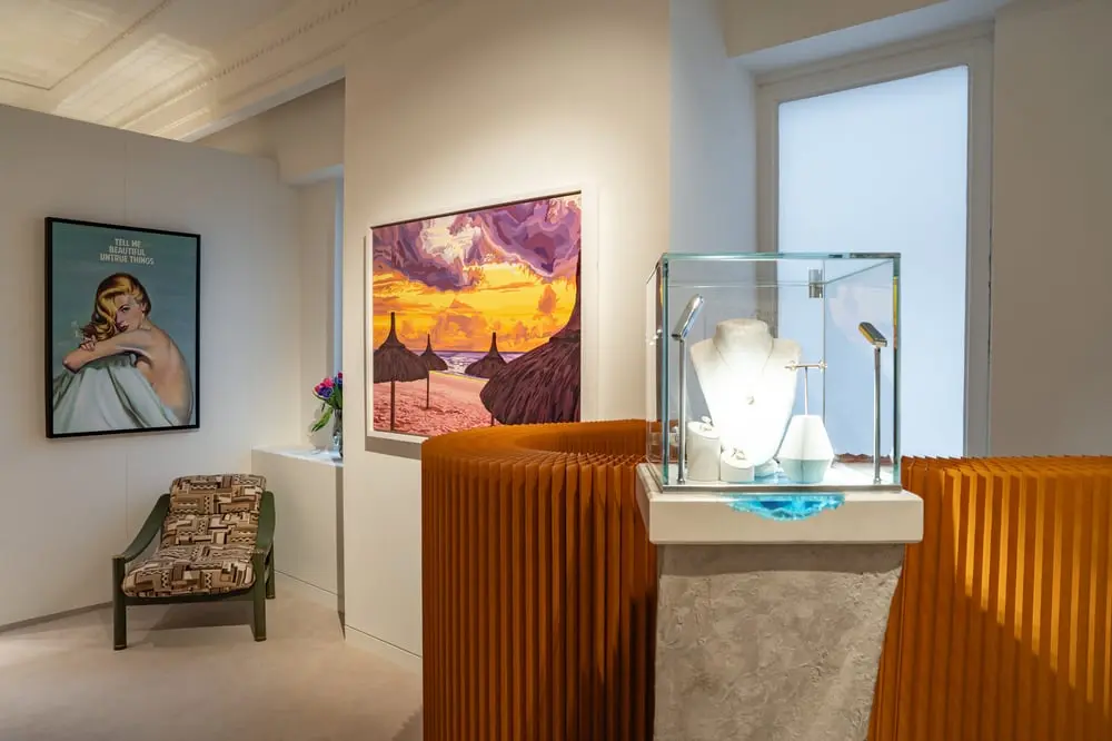 Bijoux exposés dans une vitrine chez Selfridges, entourés de décorations modernes et d'œuvres d'art au mur