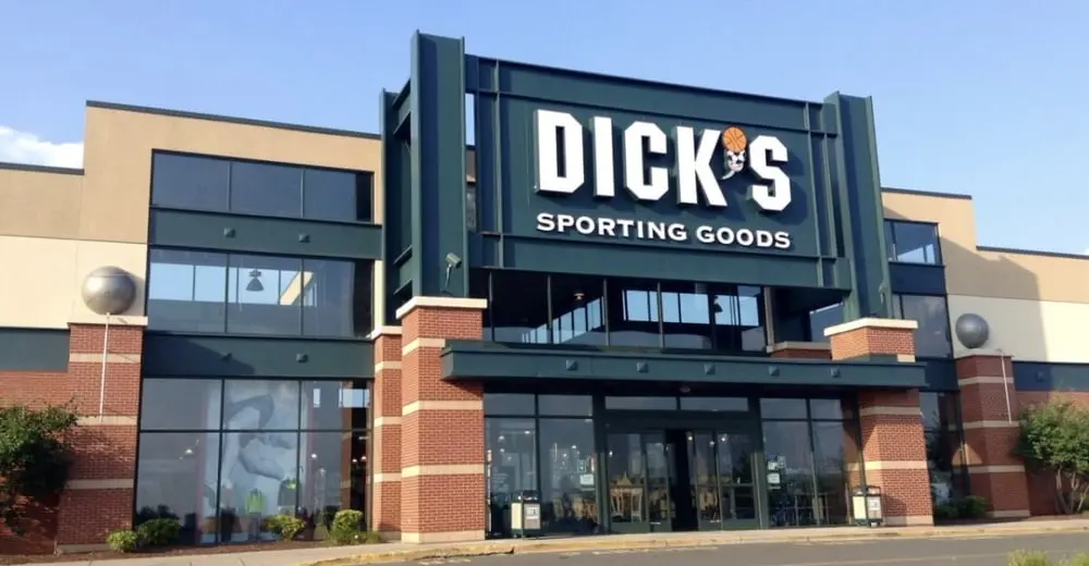 Façade d'un magasin Dick's Sporting Goods avec une enseigne visible sur le devant du bâtiment