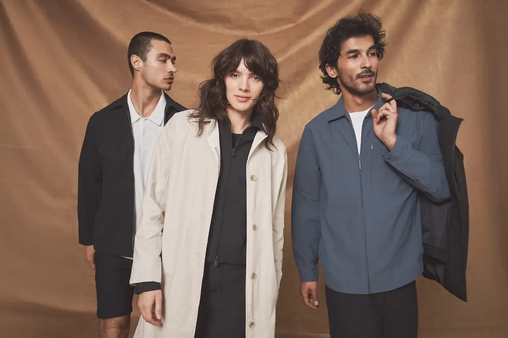 Trois personnes posent en vêtements élégants de Dockers sur un fond beige