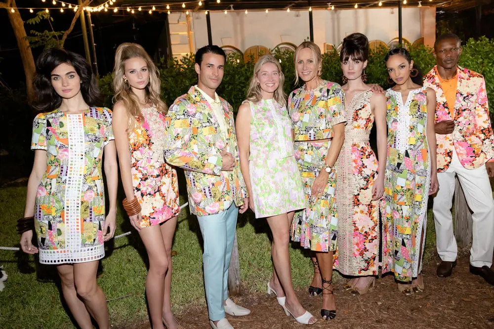Des mannequins portent des tenues colorées de Lilly Pulitzer lors d'un événement en plein air en Floride