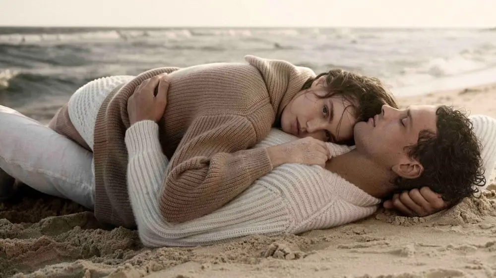 Deux personnes allongées sur une plage, vêtues de la collection pré-printemps 2026 de Malo