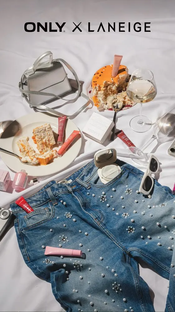 Produits Only et Laneige sur fond blanc, incluant vêtements en jean perlé, maquillage, accessoires et viennoiseries.
