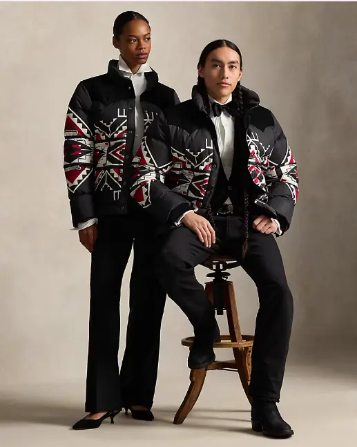 Deux mannequins portent des vestes de la collection automne-hiver 2025 de Ralph Lauren et Tópa, aux motifs complexes.