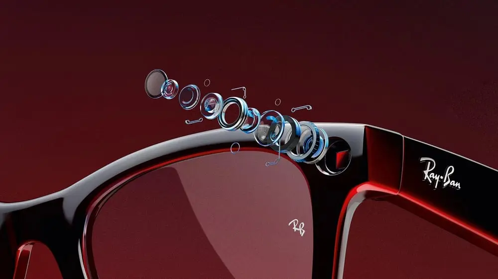 Lunettes connectées Ray-Ban avec composants technologiques visibles sur fond rouge, montrant l'innovation Meta