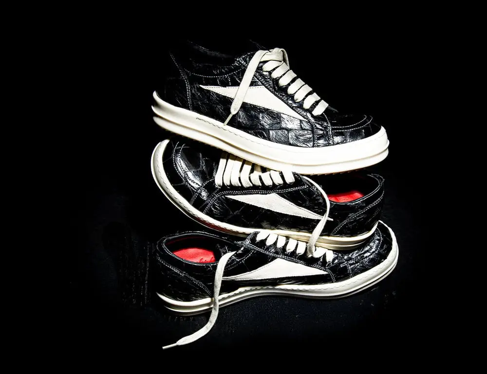 Trois paires de baskets noires et blanches empilées, collaboration Maxfield et Rick Owens