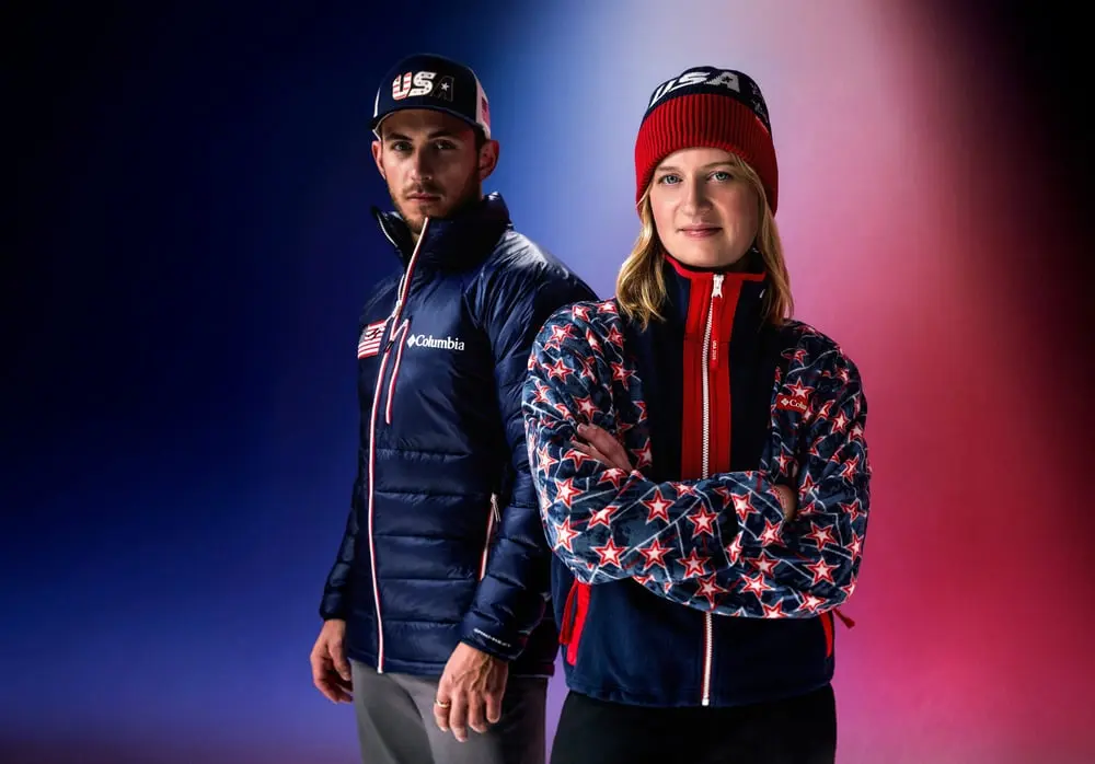 Deux athlètes en vestes Columbia posent avec les nouveaux uniformes USA pour le curling aux JO 2026