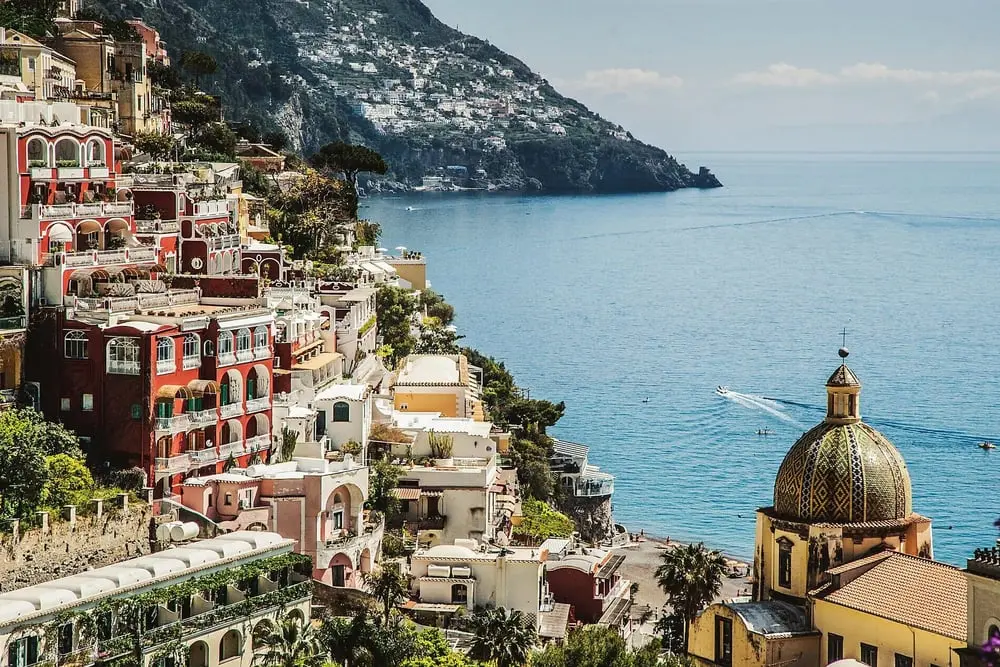Maisons colorées de Positano en Italie surplombant la mer, reflet du luxe italien artisanal de Ponant