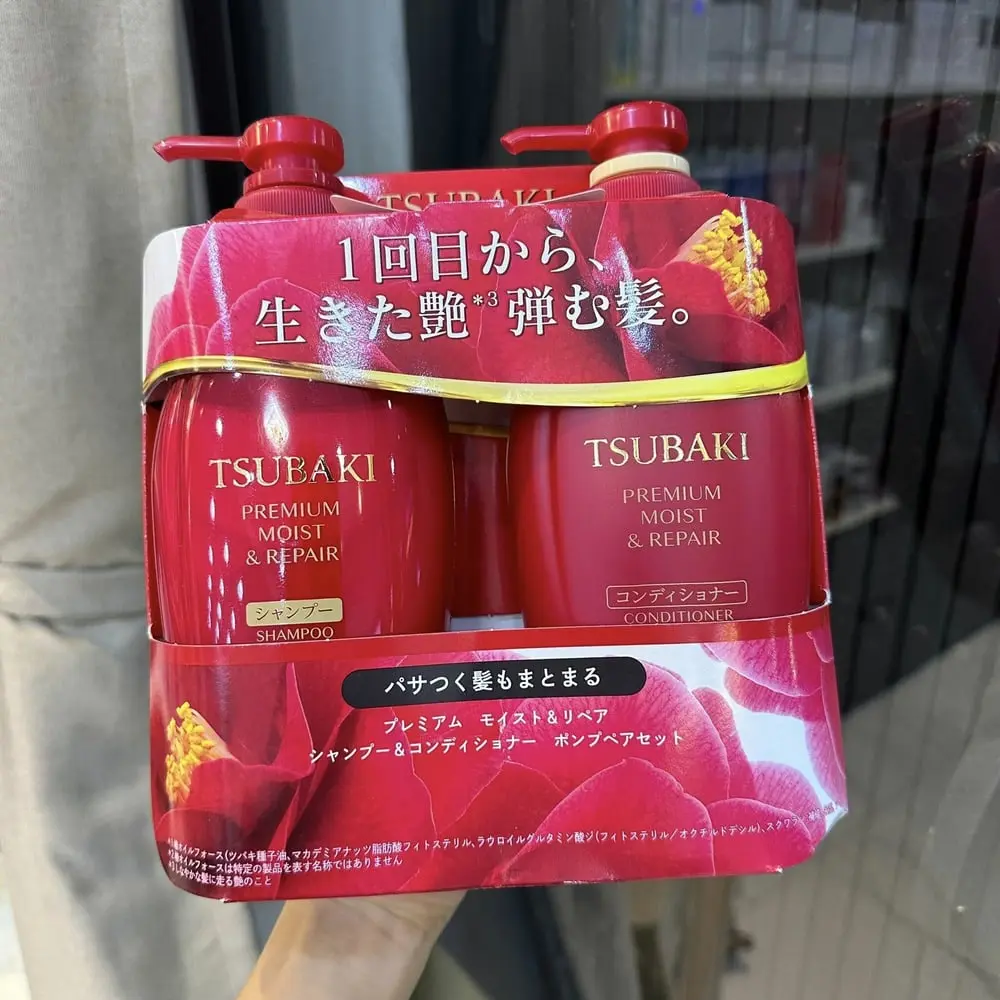 Ensemble de shampooing et après-shampooing Tsubaki Premium Moist & Repair emballés devant une étagère magasin