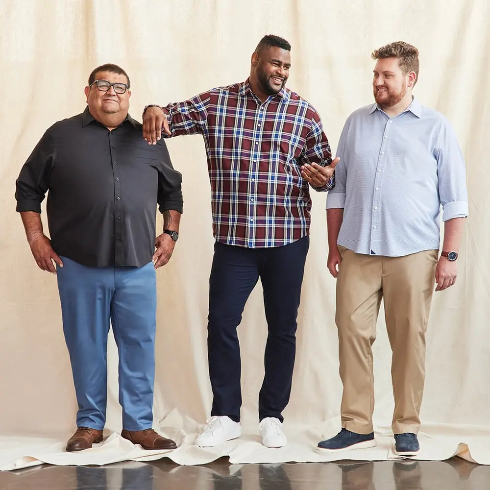 Trois hommes de grande taille sourient en portant des vêtements décontractés de la marque Destination XL