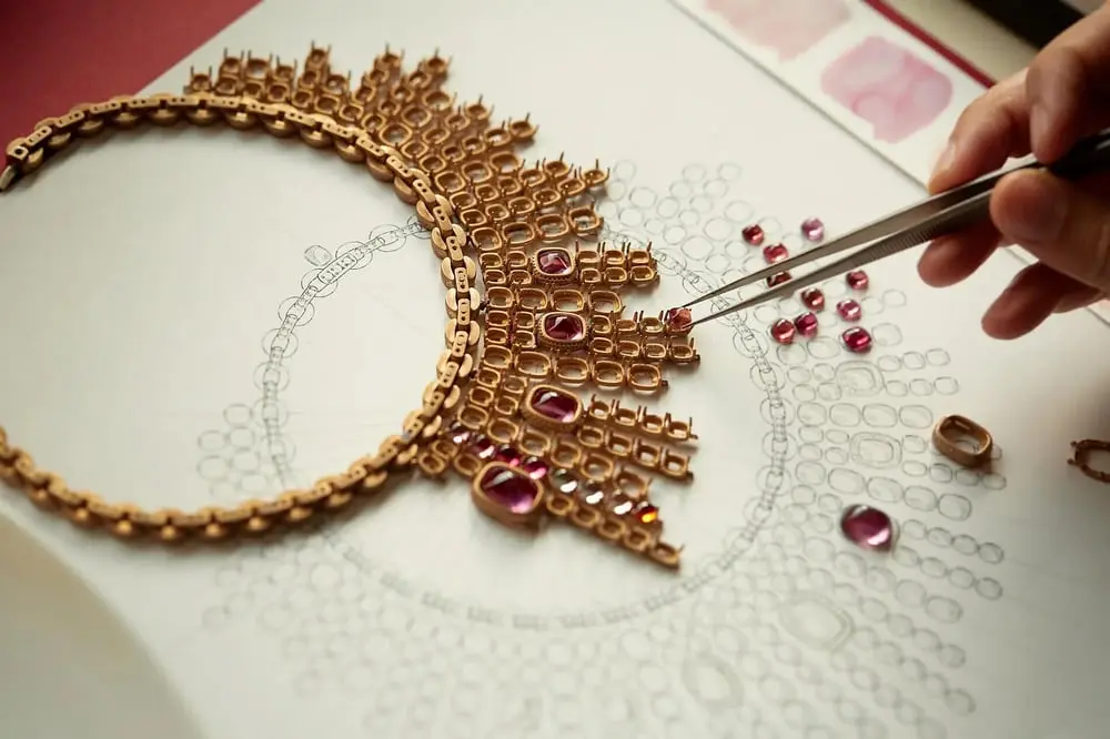 Pomellato will give participants a lesson on stone selection