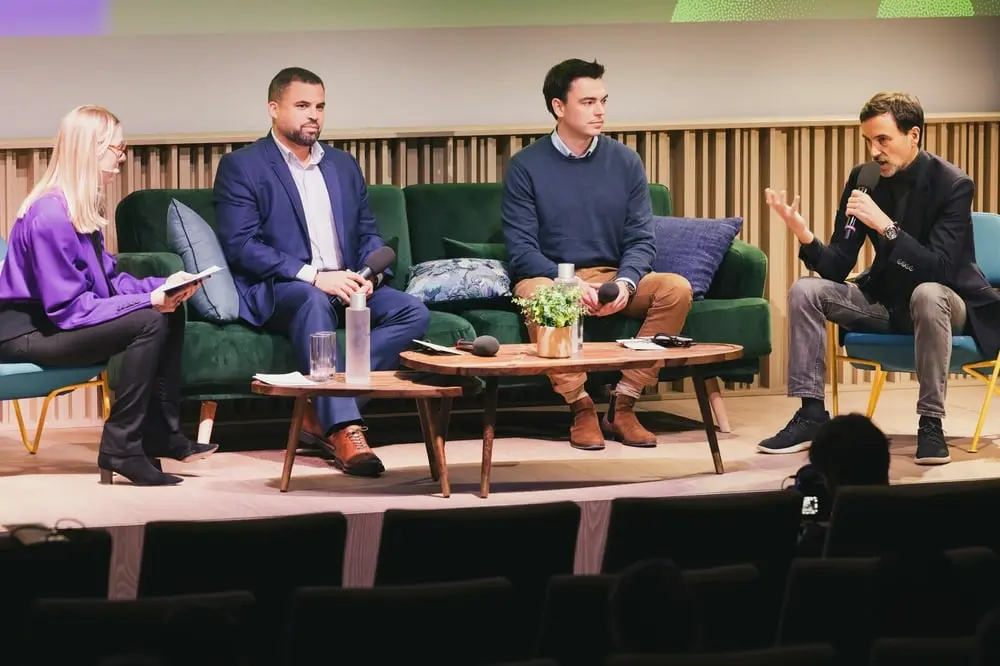 Des experts discutent de l'e-commerce à l'international lors d'un panel dans un décor de salon moderne