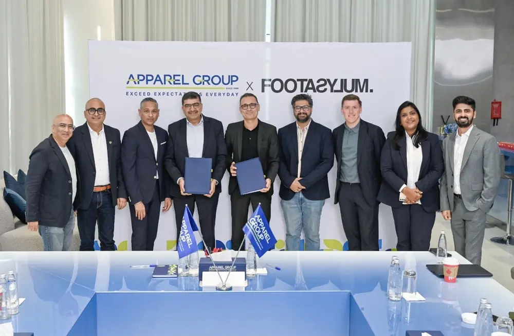 Des représentants de Footasylum et Apparel Group posent ensemble lors de la signature d'un partenariat commercial.