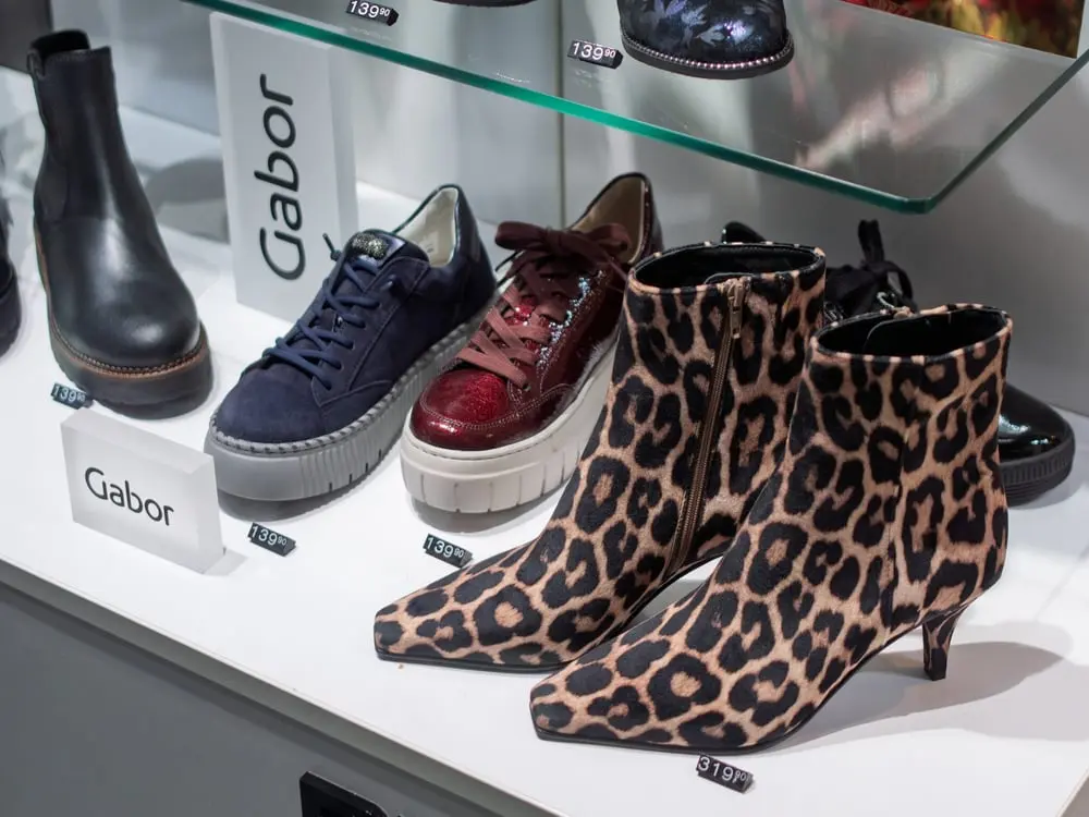 Chaussures Gabor en exposition, incluant des bottines à imprimé léopard et des baskets colorées avec prix affichés