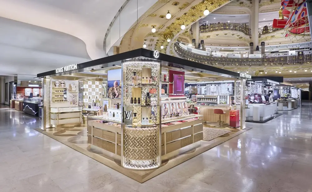 Espace beauté Louis Vuitton aux Galeries Lafayette Haussmann avec présentoirs luxueux et décoration élégante