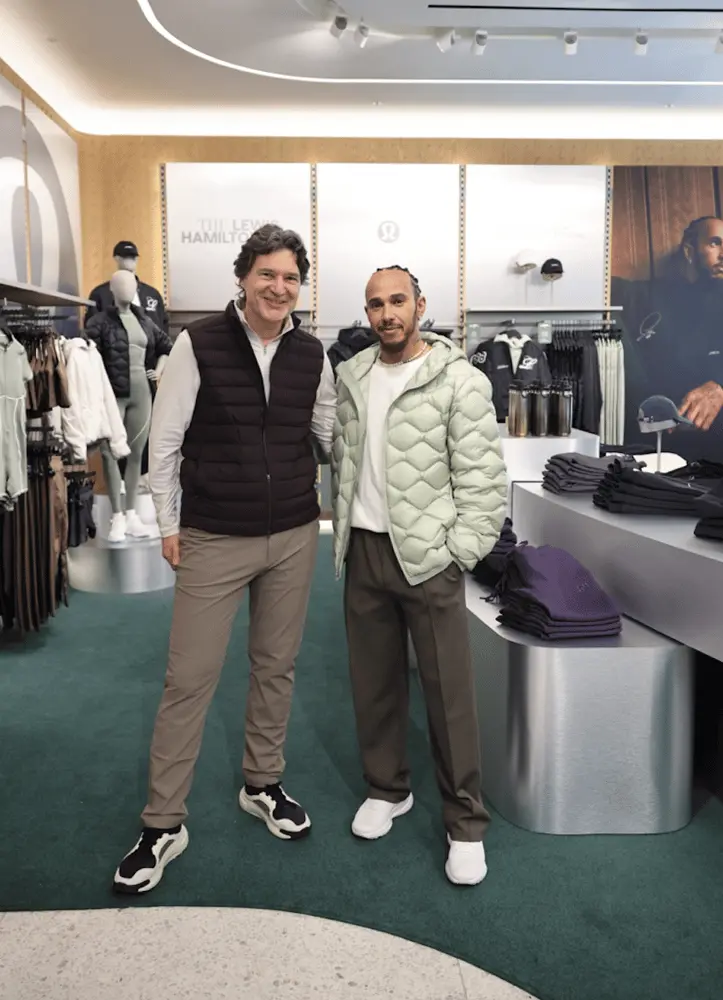 Lewis Hamilton et une autre personne posent dans un magasin Lululemon sur Regent Street