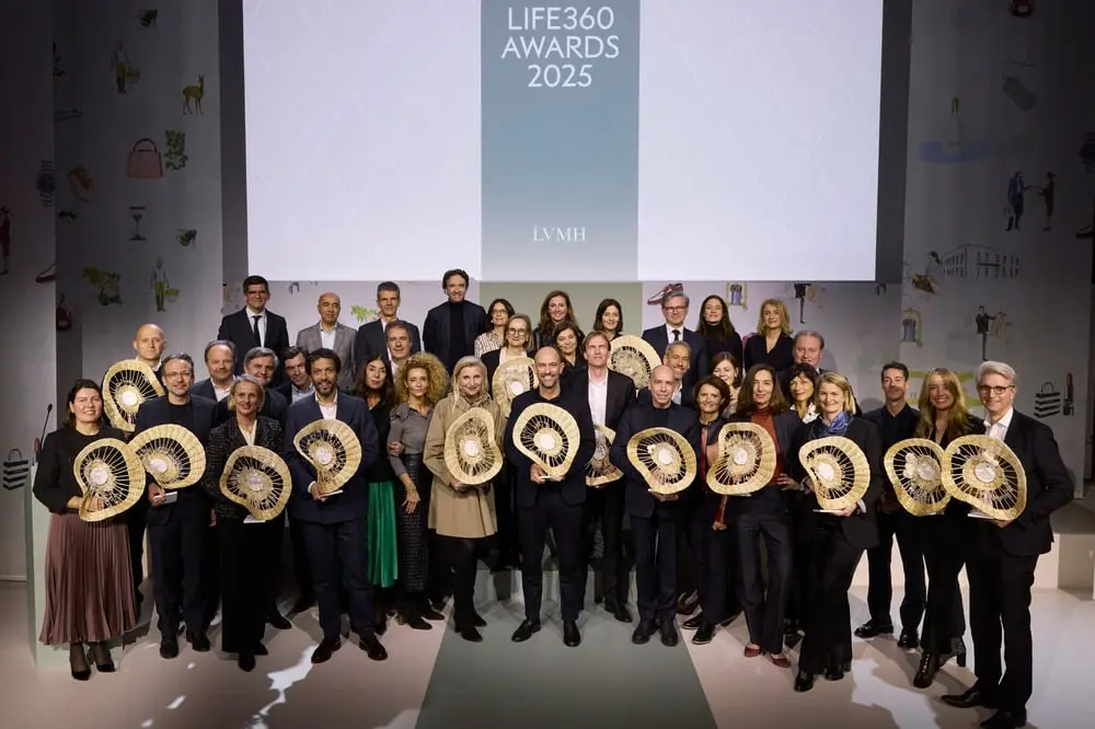 Des lauréats posent avec leurs trophées lors des premiers Life 360 Awards organisés par LVMH à Paris