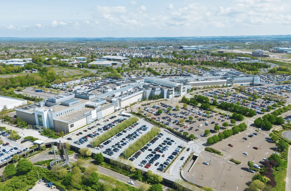 Vue aérienne du Cribbs Mall avec ses vastes parkings et son environnement verdoyant