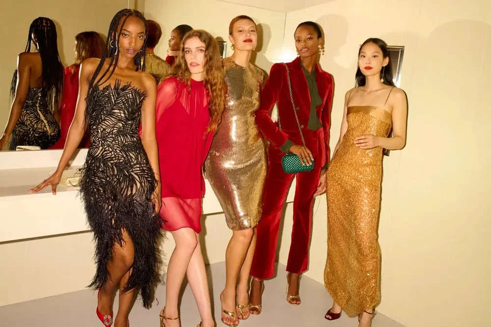 Modèles en vêtements élégants dans un showroom luxueux, reflet dans le miroir, évoquant le style chic de Saks