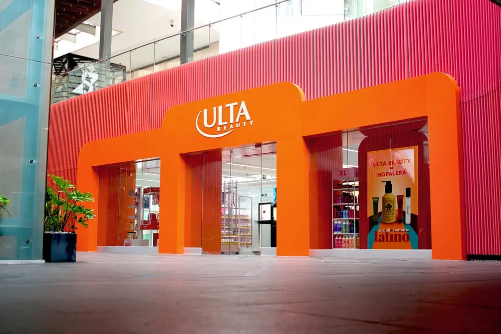 Entrée orange d'une boutique Ulta Beauty dans un centre commercial, avec vitrines et produits de cosmétiques visibles
