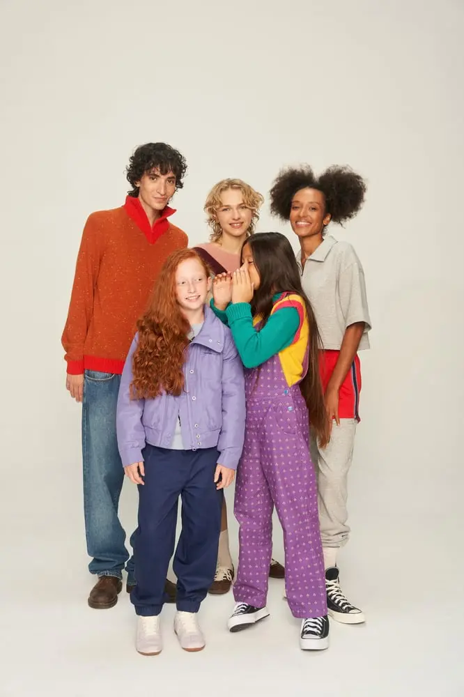 Un groupe de cinq jeunes portant la nouvelle collection colorée de United Colors of Benetton.