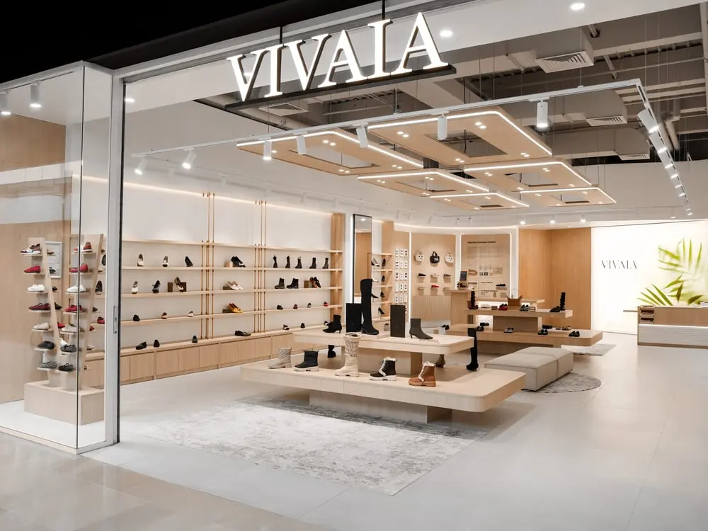Boutique Vivaia affichant des chaussures élégantes dans un décor moderne et minimaliste.