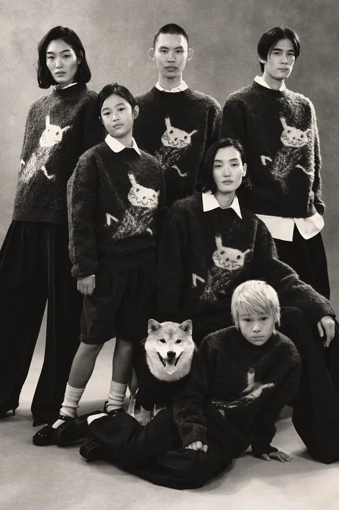 Un groupe de personnes porte des pulls avec motifs de chats, créés pour la collection Zara hommage au Japon vintage