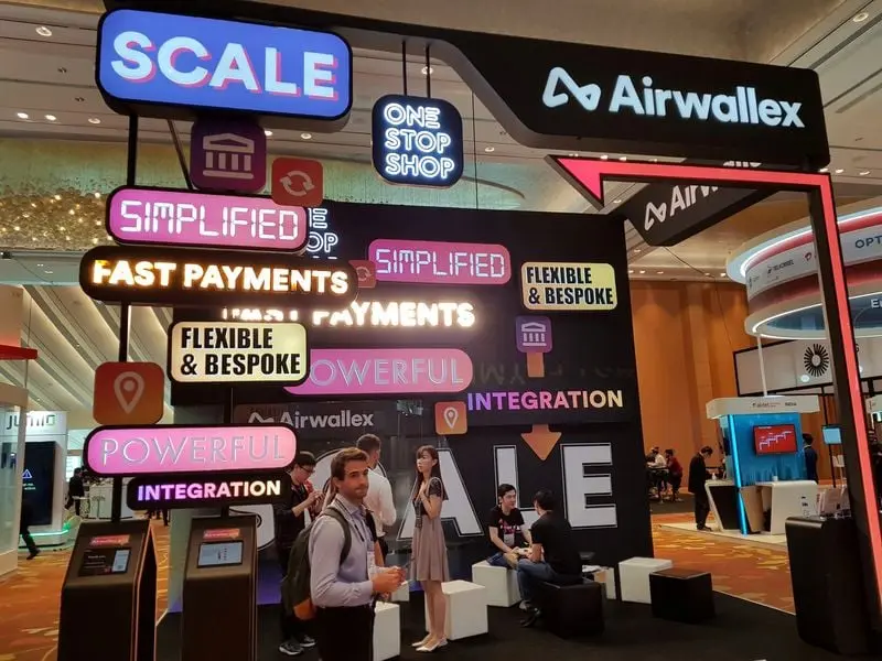 Stand Airwallex avec panneaux lumineux sur paiements rapides et flexibles dans un environnement d'exposition