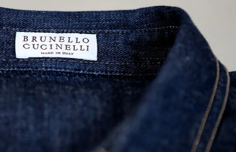 Étiquette de col en denim affichant la marque Brunello Cucinelli, Made in Italy