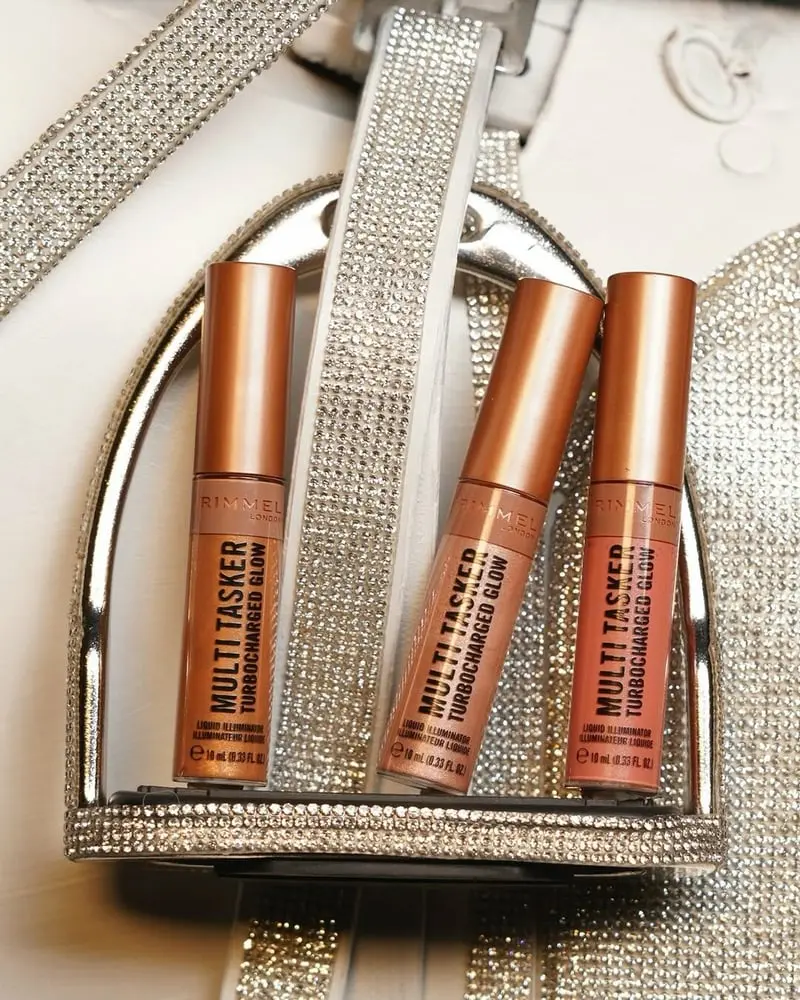 Produits de beauté Rimmel Multitasker sur fond scintillant représentant Coty UK