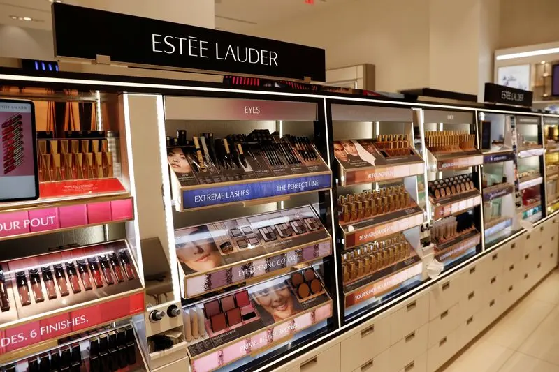 Rayon de maquillage Estee Lauder avec divers produits cosmétiques exposés en magasin