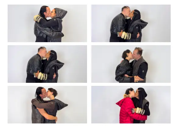 Personnes habillées en vêtements Moncler s'enlaçant et s'embrassant lors d'une séance photo de mode