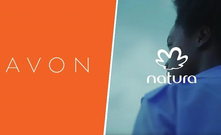 Logos d'Avon sur fond orange et Natura sur un fond bleu avec une silhouette de personne en arrière-plan